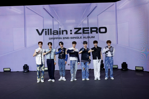 그룹 드리핀이 15일 서울 용산구 블루스퀘어 마스터카드홀에서 열린 두번째 싱글 '빌런 : 제로' 발매 기념 온라인 쇼케이스에서 포즈를 취하고 있다. [사진=울림엔터테인먼트]
