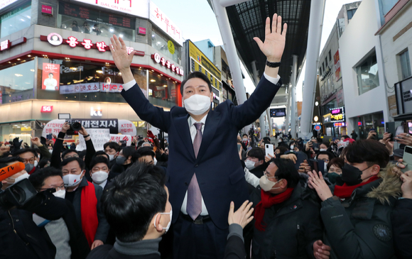 윤석열 국민의힘 대선 후보가 지난 21일 대전 동구 중앙시장을 방문해 연설을 하며 지지자들을 향해 인사하고 있다. [사진=뉴시스]