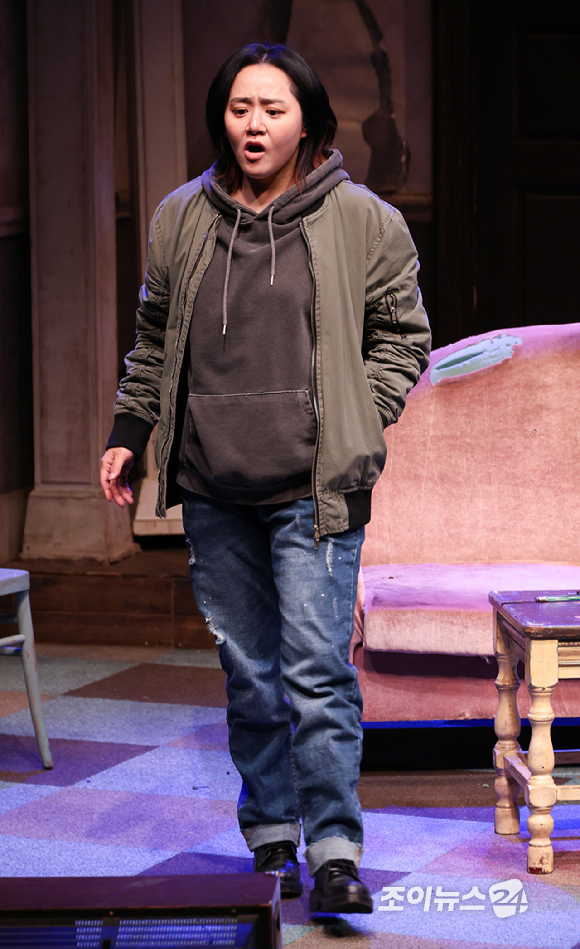 배우 문근영이 19일 오후 서울 종로구 동숭동 대학로티오엠에서 진행된 연극 '오펀스' 프레스콜에 참석해 열연을 펼치고 있다. [사진=문수지 기자]