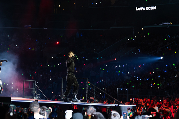 그룹 갓세븐 잭슨이 지난 1일(현지시간)부터 3일까지 미국 로스앤젤레스 크립토닷컴 아레나에서 열린 K-팝 팬&아티스트 페스티벌 '케이콘 엘에이 2025(KCON LA 2025)' 무대에서 열띤 공연을 펼치고 있다. [사진=CJ ENM]