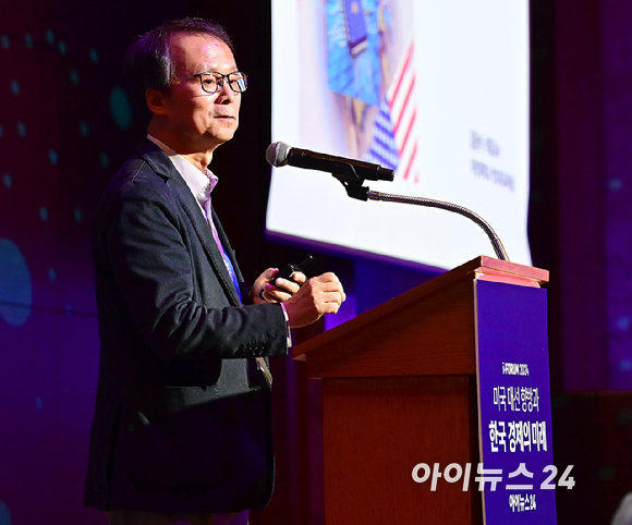 매년 하반기에 주요 이슈를 진단하고 대응 방안을 논의하는 '아이포럼 2024'가 '미국 대선 향방과 한국 경제의 미래' 라는 주제로 23일 서울 중구 롯데호텔 크리스탈볼룸에서 열렸다.김용석 가천대학교 석좌교수(반도체교육원장)가 '산업별 대응 전략 : 반도체' 주제로 강연을 하고 있다. [사진=곽영래 기자]