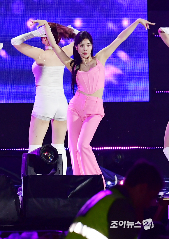 그룹 있지(ITZY)가 11일 오후 서울월드컵경기장에서 열린 '2023 새만금 세계스카우트 잼버리 K팝 슈퍼 라이브'에서 멋진 무대를 선보이고 있다. [사진=한국온라인사진기자협회 공동취재단]