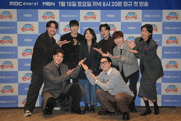홍진경, 하하, 남창희, 신정윤, 지조, 동우, 황성재가 17일 서울 상암동 스탠포드 호텔에서 열린 MBC에브리원·MBN '다 컸는데 안 나가요' 제작발표회에 참석해 포토타임을 갖고 있다. [사진=MBC에브리원·MBN]