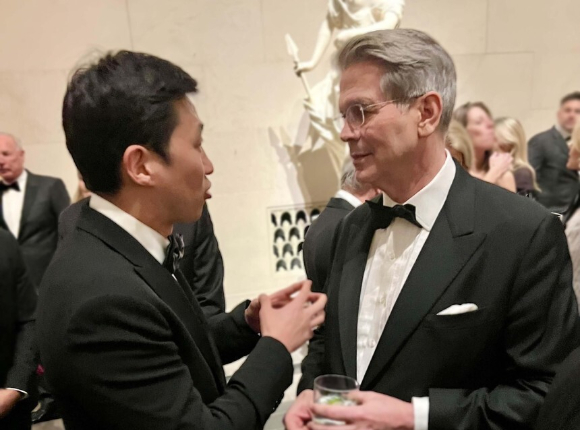 김범석 쿠팡Inc 의장(왼쪽)과 스콧 베센트 미국 재무장관 지명자. [사진=연합뉴스]