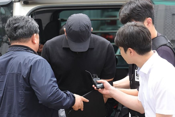 지난해 7월 30일 오전 경기도 의정부시 가능동 의정부지방법원에서 강도상해 혐의로 구속영장이 청구된 30대 농협 직원 A씨가 구속 전 피의자 심문을 위해 법정으로 이동하고 있다. [사진=연합뉴스]