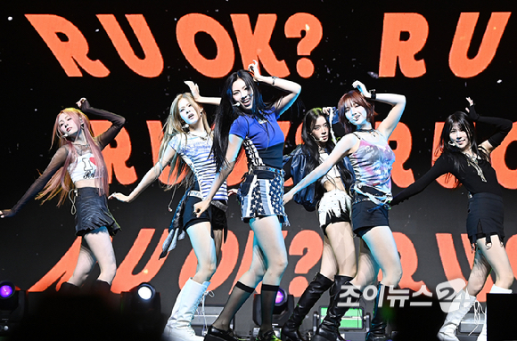 걸그룹 이프아이(ifeye)가 16일 서울 한남동 블루스퀘어에서 진행된 미니 2집 물결 '낭' Pt.2 'sweet tang(스윗탱)' 쇼케이스에서 무대를 선보이고 있다. [사진=곽영래 기자]