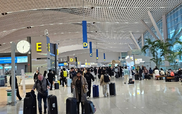 인천공항 2터미널 출국장에서 여행객들이 이동하고 있다. [사진=아이뉴스24 DB]