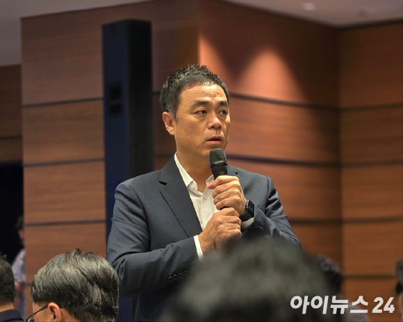 10일 오전 '노보텔 앰배서더 서울 동대문'에서 열린 KT AICT 사업전략 관련 기자간담회에서 최지웅 KT클라우드 대표가 취재진 질의에 답변하고 있다. [사진=안세준 기자]