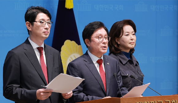 국회 법제사법위원회 야당 간사인 국민의힘 박형수 의원을 비롯한 국민의힘 법사위원이 22일 국회 소통관에서 조희대 대법원장의 대법관 후보 재제청 요구 거부를 비판하는 여권을 규탄하고 있다. [사진=연합뉴스]