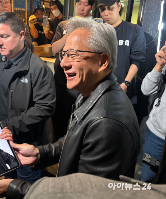 젠슨 황 엔비디아 CEO(왼쪽), 이재용 삼성전자 회장(가운데), 정의선 현대차그룹 회장이 30일 서울 강남구 깐부치킨에서 '치킨 회동을 하고 있다. [사진=권서아 기자 ]