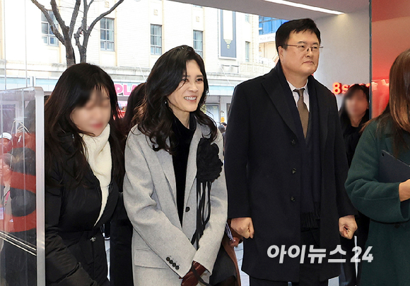 이부진 한국방문의해위원회 위원장 겸 호텔신라 대표이사와 김대현 문화체육관광부 2차관이 2026 코리아그랜드세일 개막일인 17일 오전 서울 중구 에잇세컨즈 매장을 찾아 현장점검을 하고 있다. [사진=정소희 기자]