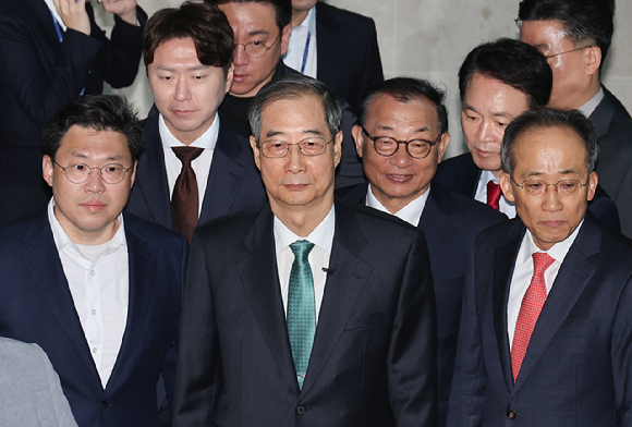 한덕수 전 대통령 권한대행 국무총리가 2일 대통령 선거 출마 선언을 위해 서울 여의도 국회 소통관으로 이동하고 있다. 2025.5.2 [사진=연합뉴스]