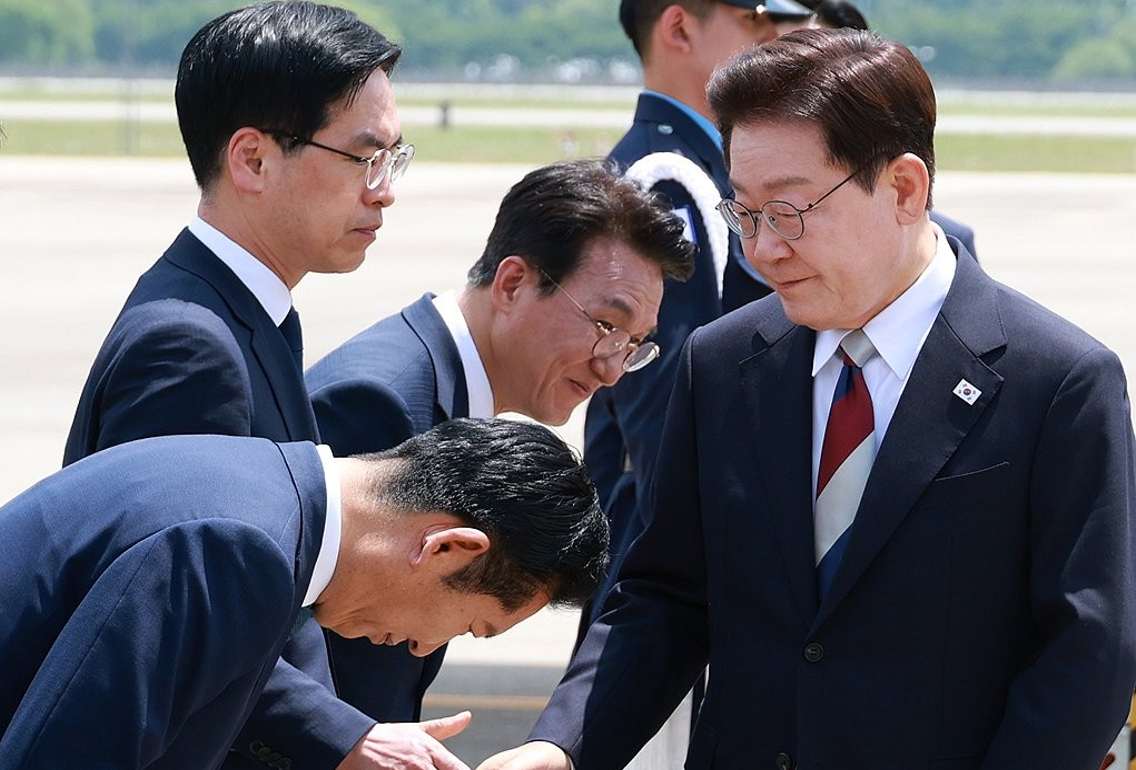 G7 정상회의와 유럽 순방을 마치고 귀국한 이재명 대통령이 18일 성남 서울공항에서 환영나온 더불어민주당 정청래 대표와 인사하고 있다. 2026.6.18 [사진=연합뉴스]