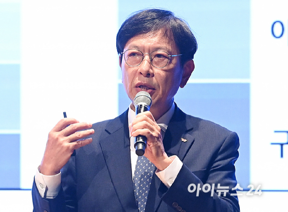 안현 SK하이닉스 개발총괄 사장이 14일 서울 강남구 코엑스에서 열린 &lsquo;제28회 반도체대전&rsquo; 키노트 세션에서 'AI시대, 메모리 혁신의 방향을 묻다'라는 주제로 발표하고 있다. [사진=곽영래 기자]