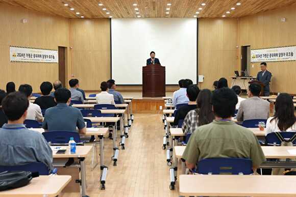 서태원 군수가 2024년 가평군 중대재해 담당자 워크솝에서 축사를 하고 있다. [사진=가평군]