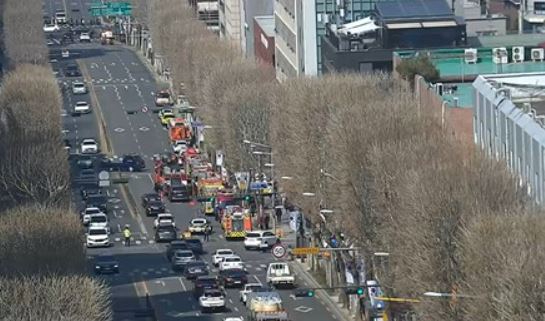 12일 오후 12시 1분께 서울 서초구 방배동 백석대 기숙사 건물 인근에 화재로 출동한 소방차량이 주차된 모습. [사진=경찰청 도시교통정보센터 ]