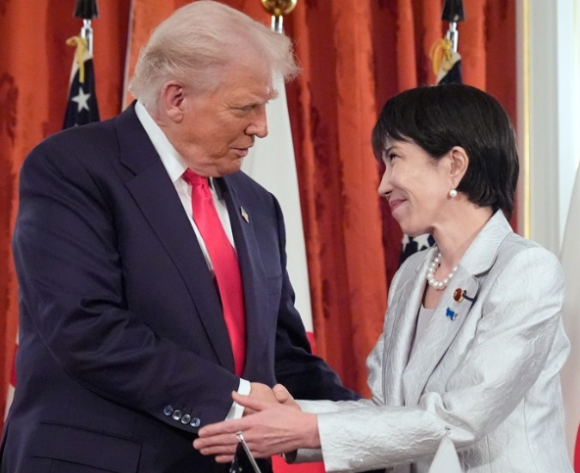 도널드 트럼프 미국 대통령과 다카이치 사나에 일본 총리가 지난해 10월 28일 도쿄 모토아카사카 영빈관에서 만나 악수하고 있다. [사진=AP/연합뉴스]