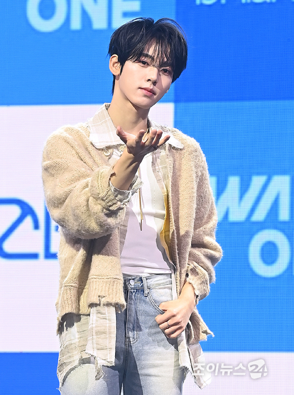 그룹 제로베이스원(ZEROBASEONE) 한유진이 24일 오후 서울 용산구 블루스퀘어에서 열린 미니 5집 '블루 파라다이스(BLUE PARADISE)' 발매 기념 쇼케이스에서 포토타임을 갖고 있다. [사진=곽영래 기자]