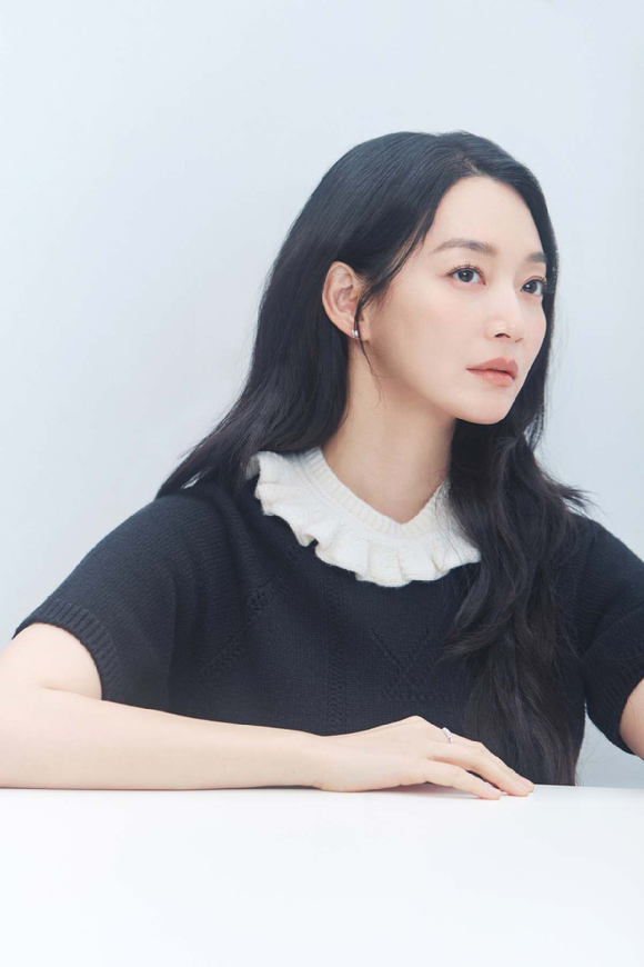 배우 신민아가 영화 '눈동자' 인터뷰에 앞서 포즈를 취하고 있다. [사진=에이엠엔터테인먼트]