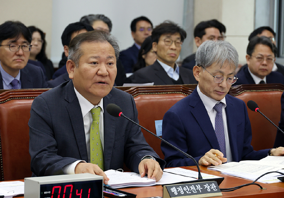 이상민 행정안전부 장관이 14일 서울 여의도 국회에서 열린 제418회 국회(정기회) 행정안전위원회 전체회의에서 의원 질의에 답하고 있다. 2024.11.14. [사진=뉴시스]