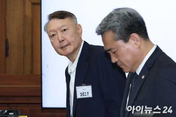 윤석열 전 대통령이 지난달 26일 서울 서초구 서울중앙지법에서 열린 특수공무집행방해, 직권남용 권리행사방해 등 혐의 사건 첫 공판에 출석하고 있다. [사진=사진공동취재단]