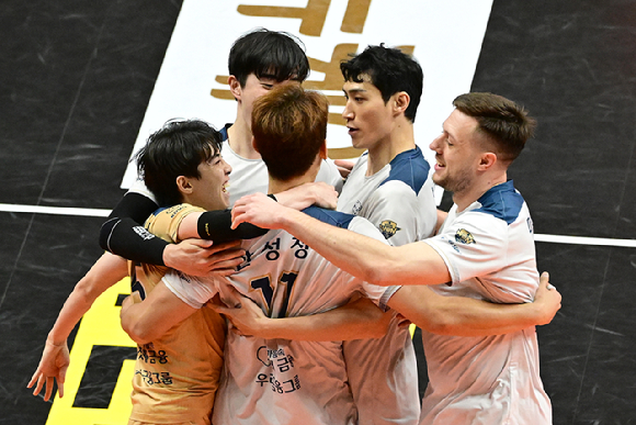 우리카드 선수들이 득점 이후 기뻐하고 있다. [사진=한국배구연맹(KOVO)]