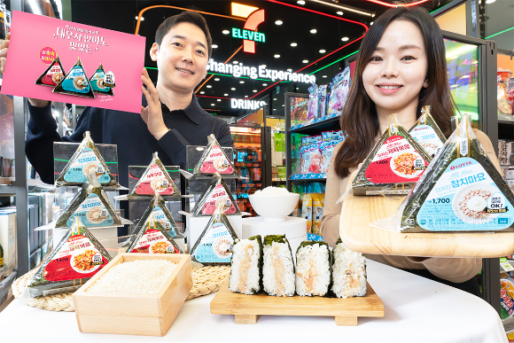 편의점 세븐일레븐에서 모델들이 라이스 프로젝트를 구현한 '올 뉴 삼각김밥'을 소개하고 있다. [사진=세븐일레븐]