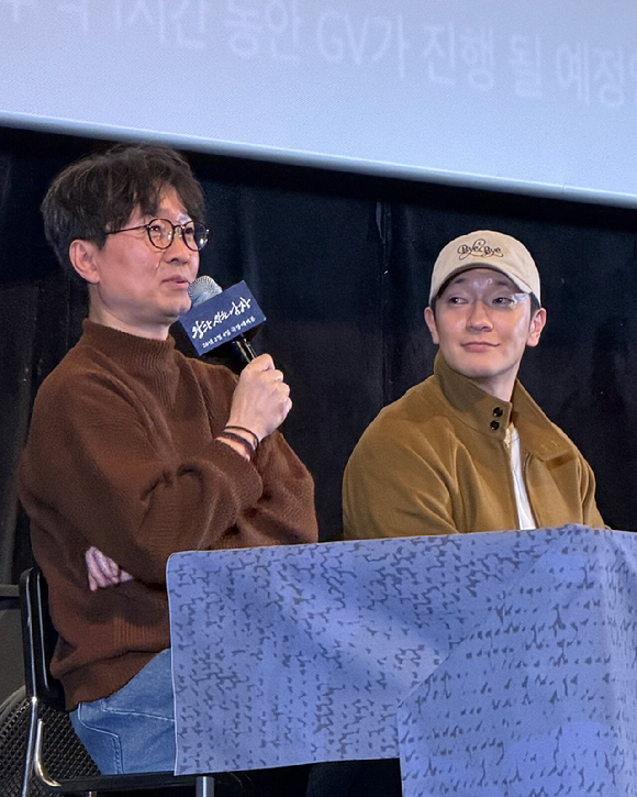 장항준 감독과 배우 손석구가 영화 '왕과 사는 남자' GV에 참석해 남다른 친분을 과시했다. [사진=쇼박스]