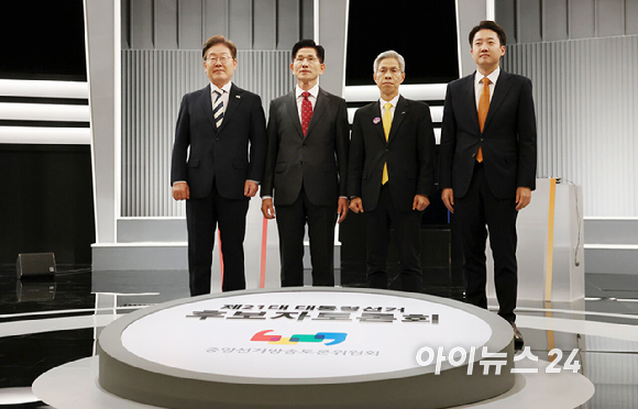 더불어민주당 이재명·국민의힘 김문수·민주노동당 권영국·개혁신당 이준석 대선후보가 23일 서울 영등포구 여의도 KBS 스튜디오에서 열린 제21대 대선 2차 후보자 토론회 시작에 앞서 기념 촬영하고 있다. 2025.5.23 [국회사진기자단] [사진=연합뉴스]