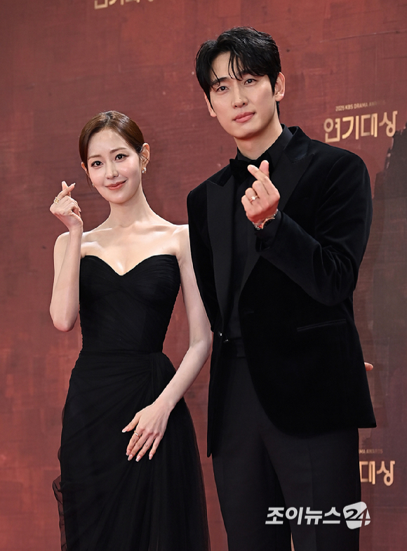 배우 신슬기, 윤박이 31일 오후 서울 여의도 KBS에서 열린 2025 KBS 연기대상&nbsp;레드카펫 포토월 행사에서 포즈를 취하고 있다. [사진=곽영래 기자]