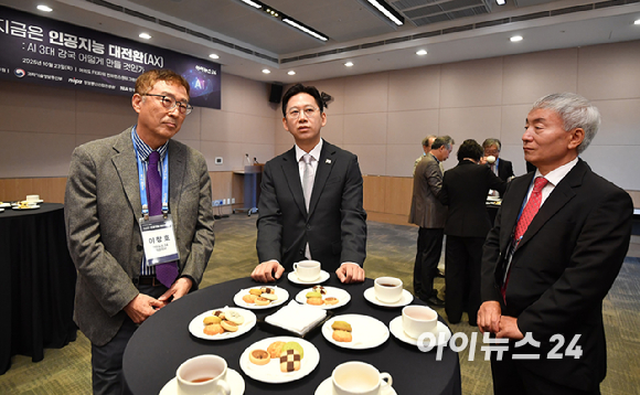 매년 국내외 주요 이슈를 진단하고 대응 방안을 논의하는 아이포럼 2025가 '지금은 인공지능 대전환(AX):AI 3대 강국 어떻게 만들 것인가&rsquo;라는 주제로 23일 서울 여의도 FKI타워에서 열렸다. 이창호 아이뉴스24 대표(왼쪽)와 배경훈 부총리 겸 과학기술정보통신부 장관이 이야기를 나누고 있다. [사진=곽영래 기자]