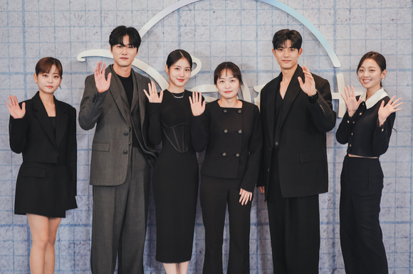 배우 신예은, 로몬, 서지훈, 정수빈, 이수민, 김유진 감독이 8일 열린 디즈니+ 오리지널 시리즈 '3인칭 복수' 온라인 제작발표회에서 포즈를 취하고 있다. [사진=월트디즈니컴퍼니 코리아]