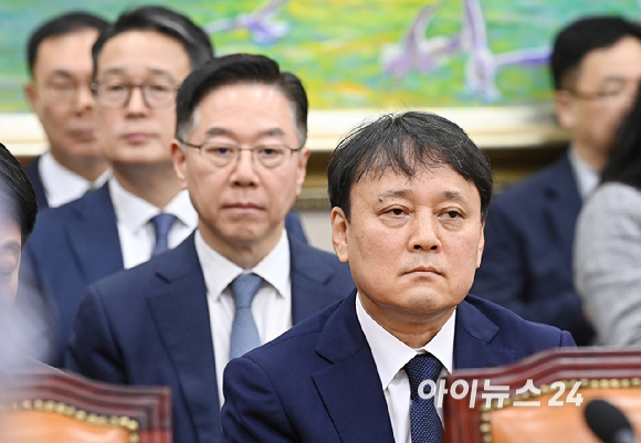 김종화 SK에너지 대표와 송명준 HD현대오일뱅크 대표가 12일 서울 여의도 국회에서 열린 정무위원회의 공정위 등에 대한 국정감사에 출석하고 있다. [사진=곽영래 기자]