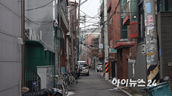 주택착공이 5년 새 70%나 급감하면서 집값은 오르고 서민 주거부담이 점점 커지고 있다. 사진은 서울 한 빌라 밀집 거리. [사진=이수현 기자]