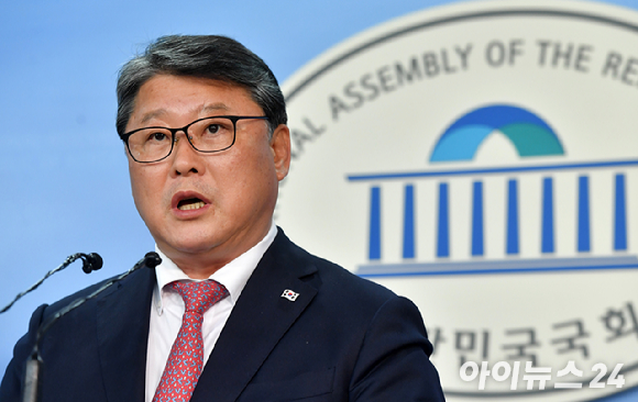 자유한국당을 탈당하고 새누리당에 입당한 조원진 의원이 12일 오후 서울 여의도 국회 정론관에서 대선 출마 선언을 하고 있다. [사진=아이뉴스24 포토DB]