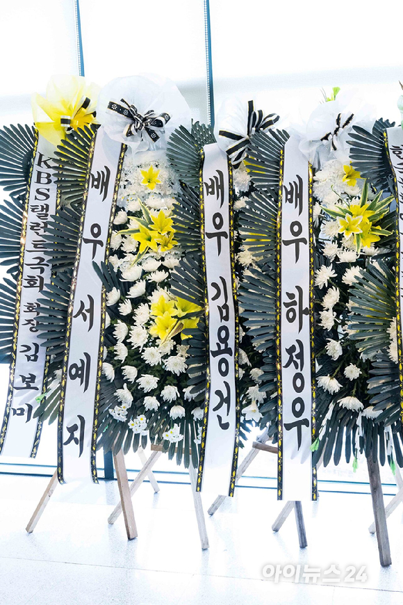 향년 91세를 일기로 별세한 원로 배우 겸 전 국회의원 이순재의 빈소가 25일 서울아산병원 장례식장에 마련됐다. 고인의 영정사진 모습. [사진=사진공동취재단]