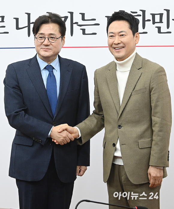 장동혁 국민의힘 대표가 5일 서울 여의도 국회에서 홍익표 청와대 정무수석을 접견해 인사를 하고 있다. [사진=곽영래 기자]