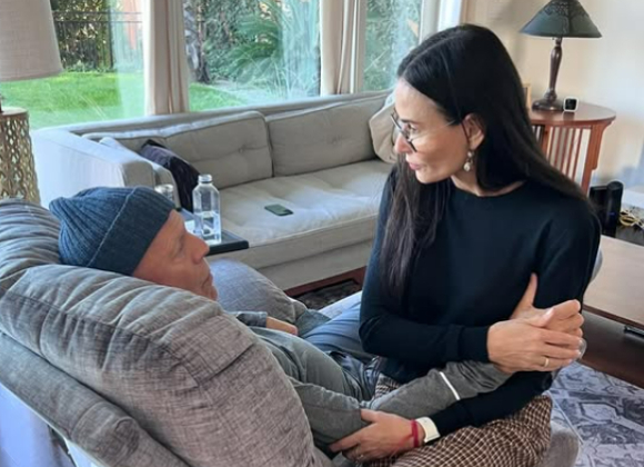 데미 무어(우측 아래)가 치매 투병 중인 전 남편 브루스 윌리스(가운데)와 사진을 찍고 있다. [사진=데미 무어 인스타그램]