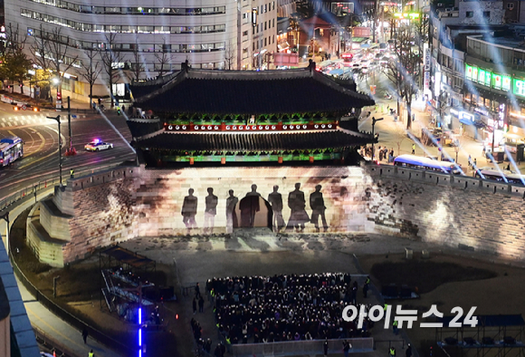 방탄소년단(BTS) 3년 9개월 만에 완전체로 컴백한 가운데 20일 오후 서울 숭례문에서 'BTS 더 시티 아리랑 서울' 미디어 파사드가 펼쳐지고 있다. [사진=정소희 기자]