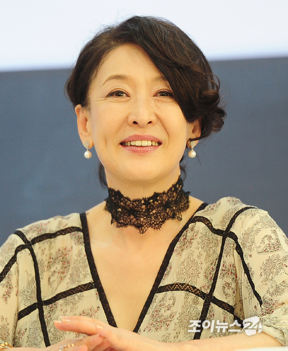 윤석화가 이해랑 탄생 100주년을 기념연극 '햄릿' 기자간담회에 참석해 웃고 있다. [사진=정소희 기자]