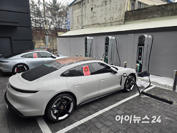 (가운데) 마티아스 부세 포르쉐코리아 대표가 12일 서울 '포르쉐 서비스 센터 성수'에서 열린 기자간담회에서 기자들의 질문에 답하고 있다. [사진=김종성 기자]