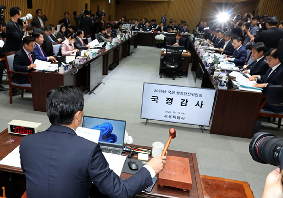 오세훈 서울시장이 15일 서울시청에서 열린 국회 행정안전위원회 국정감사에서 인사말을 하고 있다. [사진=연합뉴스]