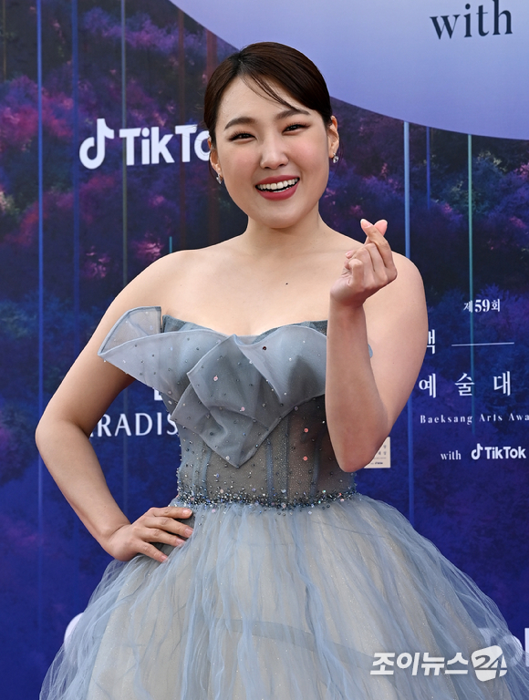 개그우먼 이은지가 28일 오후 인천 파라다이스시티에서 열린 제59회 백상예술대상 레드카펫에서 포즈를 취하고 있다. [사진=김성진 기자]