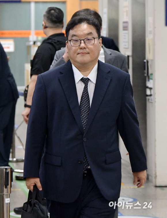 쿠팡 수사 외압 혐의를 받는 엄희준 광주고검 검사가 18일 서울 서초구 서울중앙지방법원에서 열린 직권남용권리행사방해 등 혐의 3차 공판에 출석하고 있다. [사진=사진공동취재단 ]