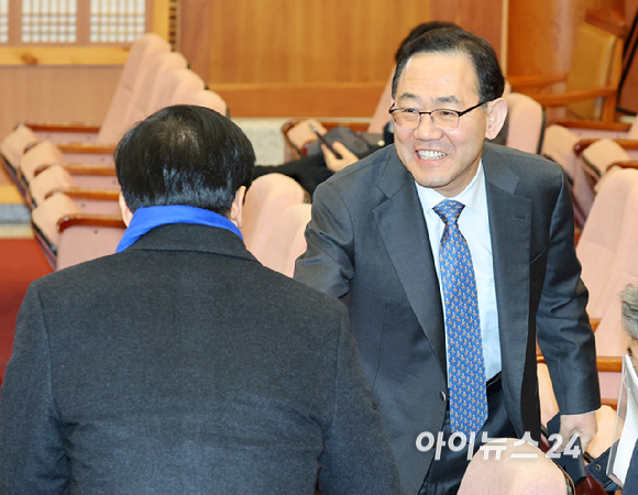 주호영 국민의힘 의원(오른쪽)과 이성윤 더불어민주당 의원이 18일 서울 종로구 헌법재판소에서 열린 윤석열 대통령 탄핵심판 9차 변론기일에서 참석하고 있다. 이날 윤석열 대통령은 법정에 출석하지 않고 돌아갔다. [사진=사진공동취재단]