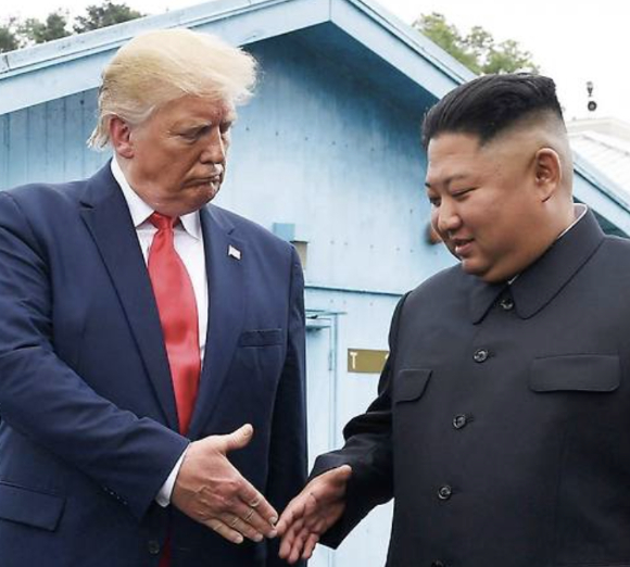 도널드 트럼프(왼쪽) 미국 대통령이 지난 2019년 6월 30일 판문점에서 북한 김정은 국무위원장과 만나 악수하고 있다. [사진=AP/연합뉴스]