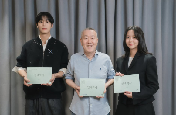 추영우, 안판석 감독, 김소현이 ENA 드라마 '연애박사' 대본리딩에서 포즈를 취하고 있다. [사진=김소현 인스타그램]