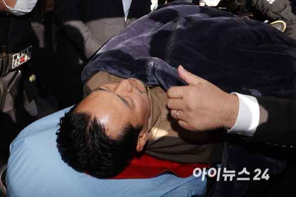 통일교&middot;공천헌금 '쌍특검'을 요구하며 8일째 단식을 진행 중인 장동혁 국민의힘 대표가 22일 서울 여의도 국회에서 단식을 중단하고 병원으로 이송되고 있다. [사진=곽영래 기자]