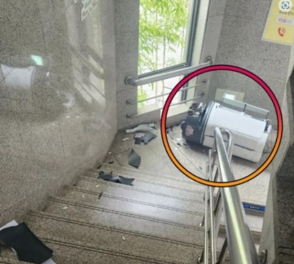 지난해 8월 특별 채용된 구미시 최초 로봇 공무원 ‘로봇 주무관’이 계단서 추락해 파손됐다. [사진=보배드림 캡쳐] 