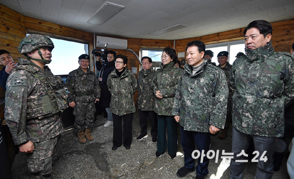 22일 강원도 인제군 12사단 향로봉경계작전중대를 방문한 국회 성일종 국방위원장 등 국방위 의원들이 브리핑을 듣고 있다. [사진=곽영래 기자]